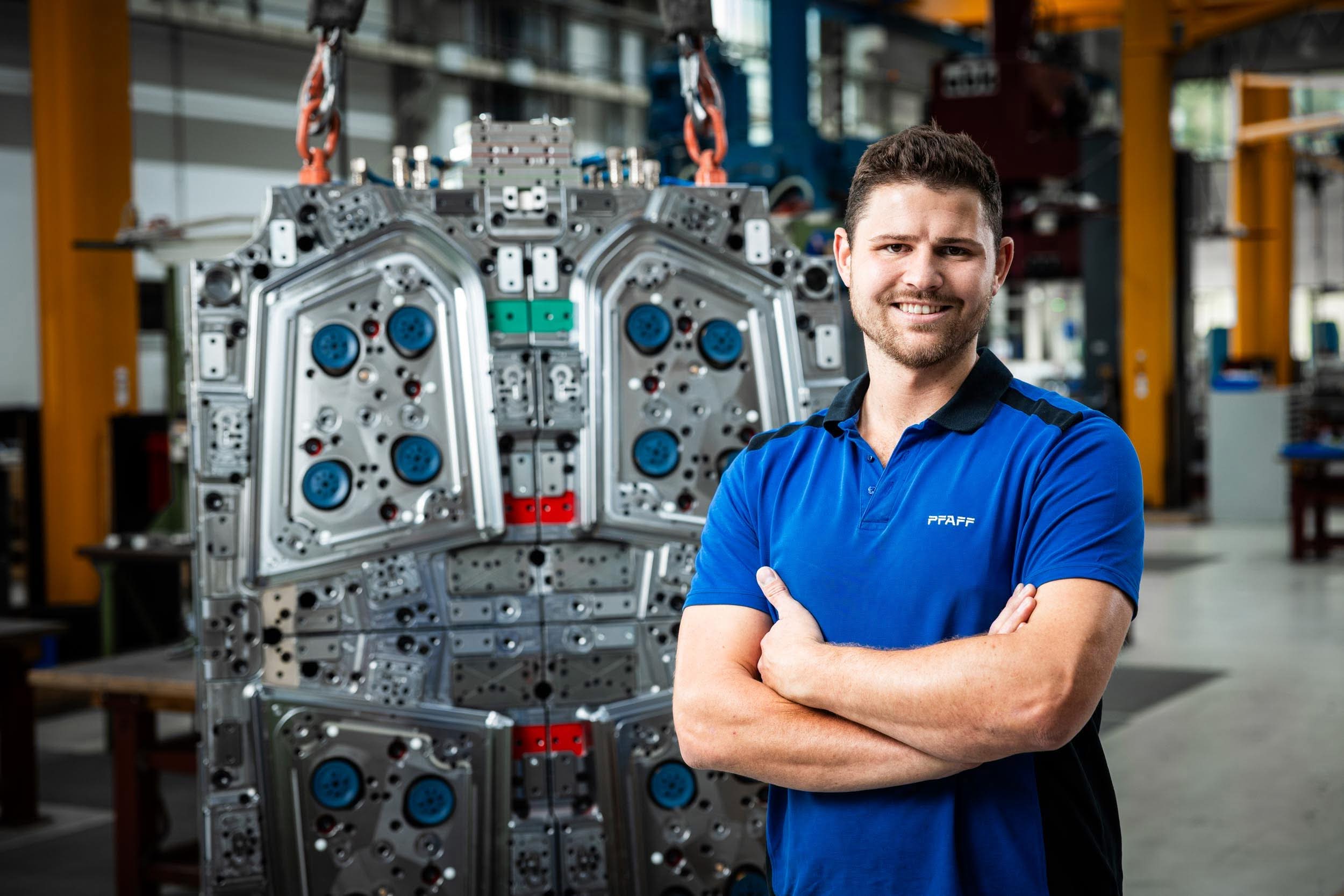 PFAFF-Mitarbeiter steht vor einer großen Mehrkavitätenform