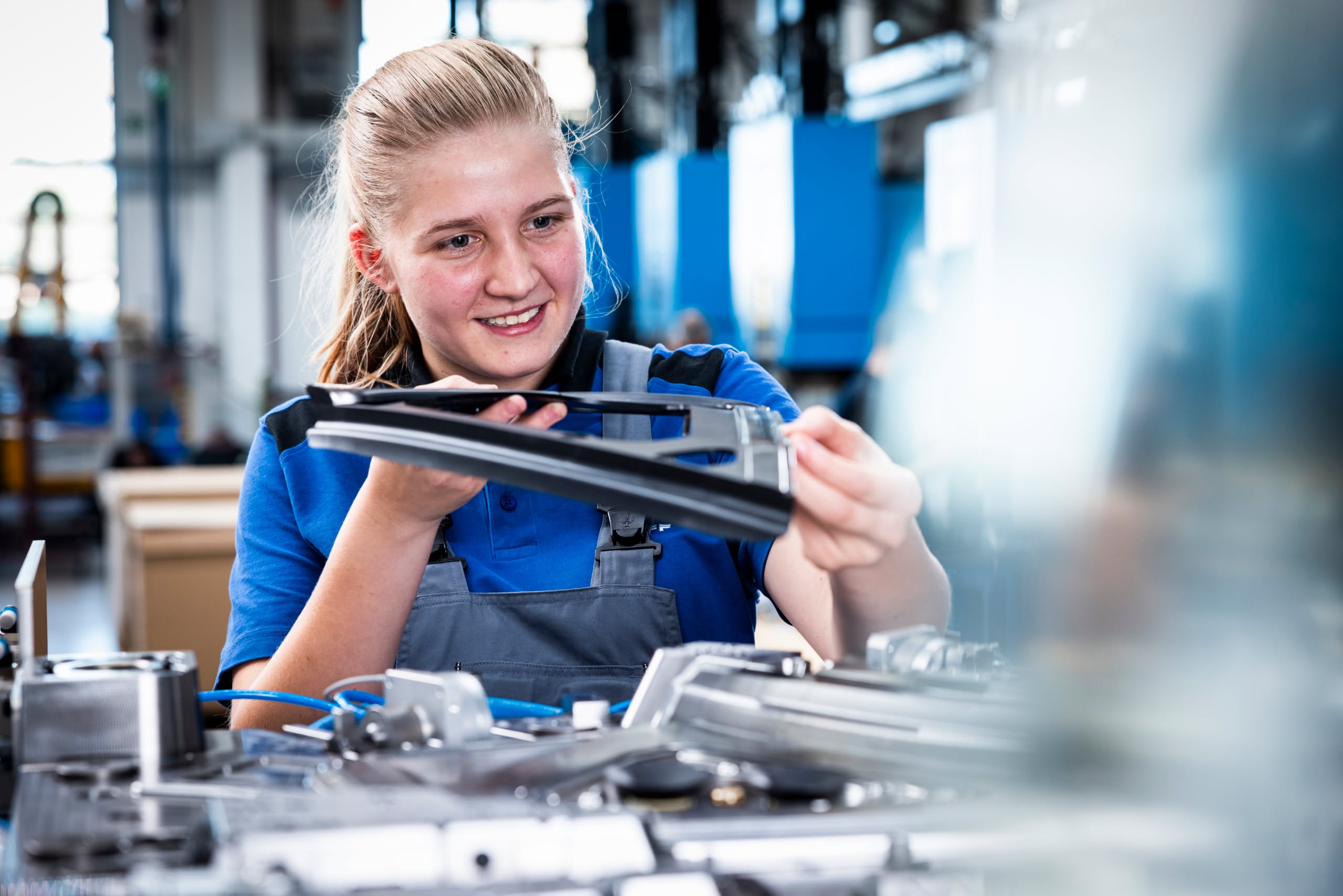Apprentice inspecting a sealing profile on a system