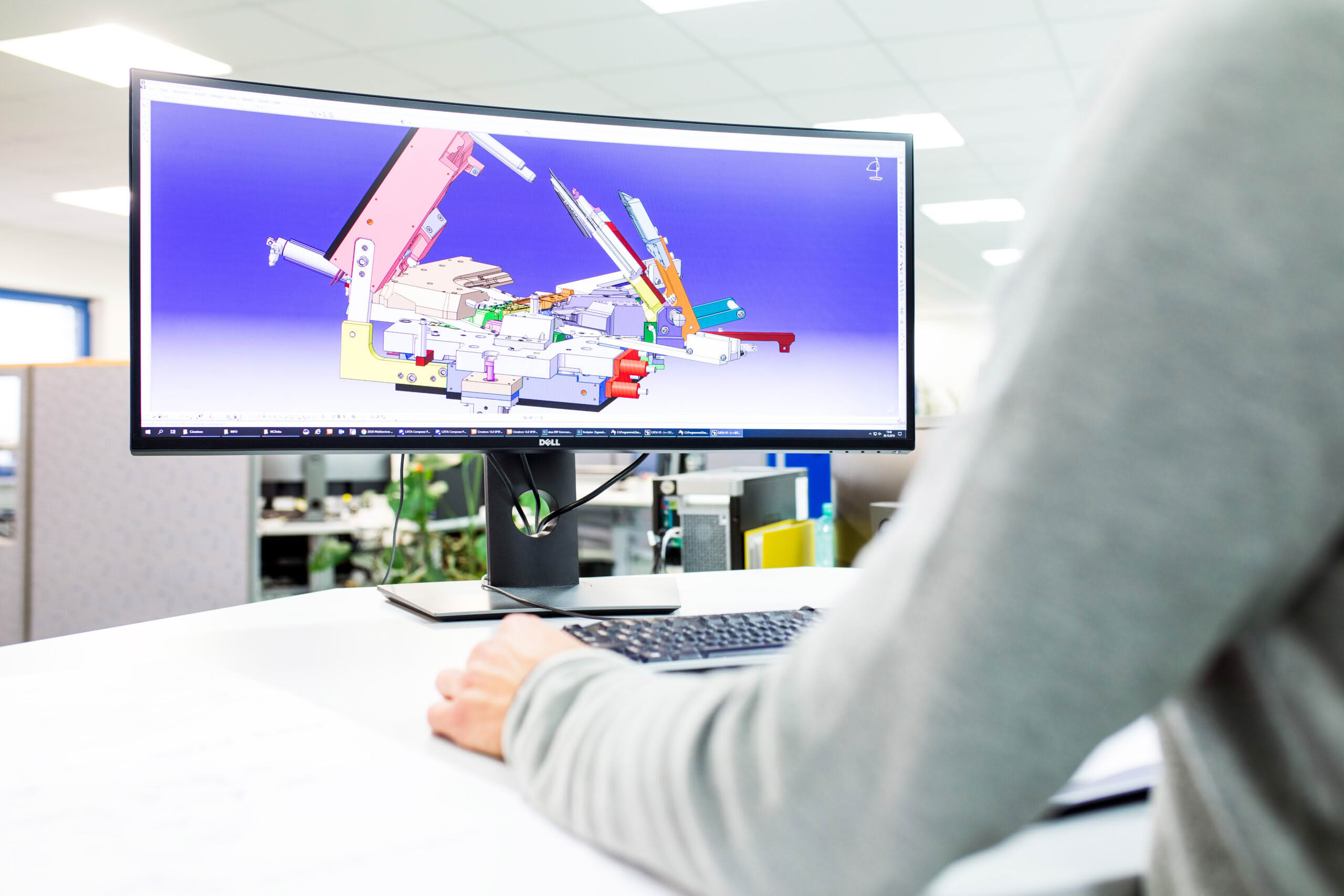 Ingenieur überprüft ein 3D-Design eines Dichtungswerkzeugs auf einem Monitor
