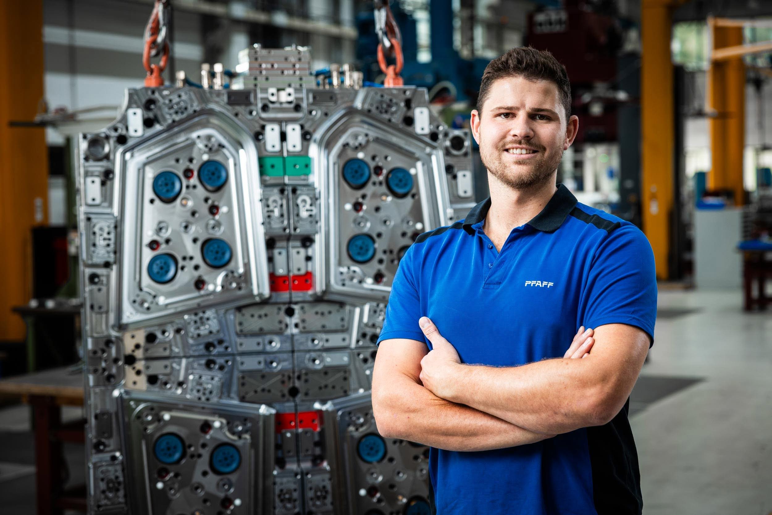 PFAFF-Mitarbeiter vor einer großen Mehrkavitätenform für Dichtungssysteme