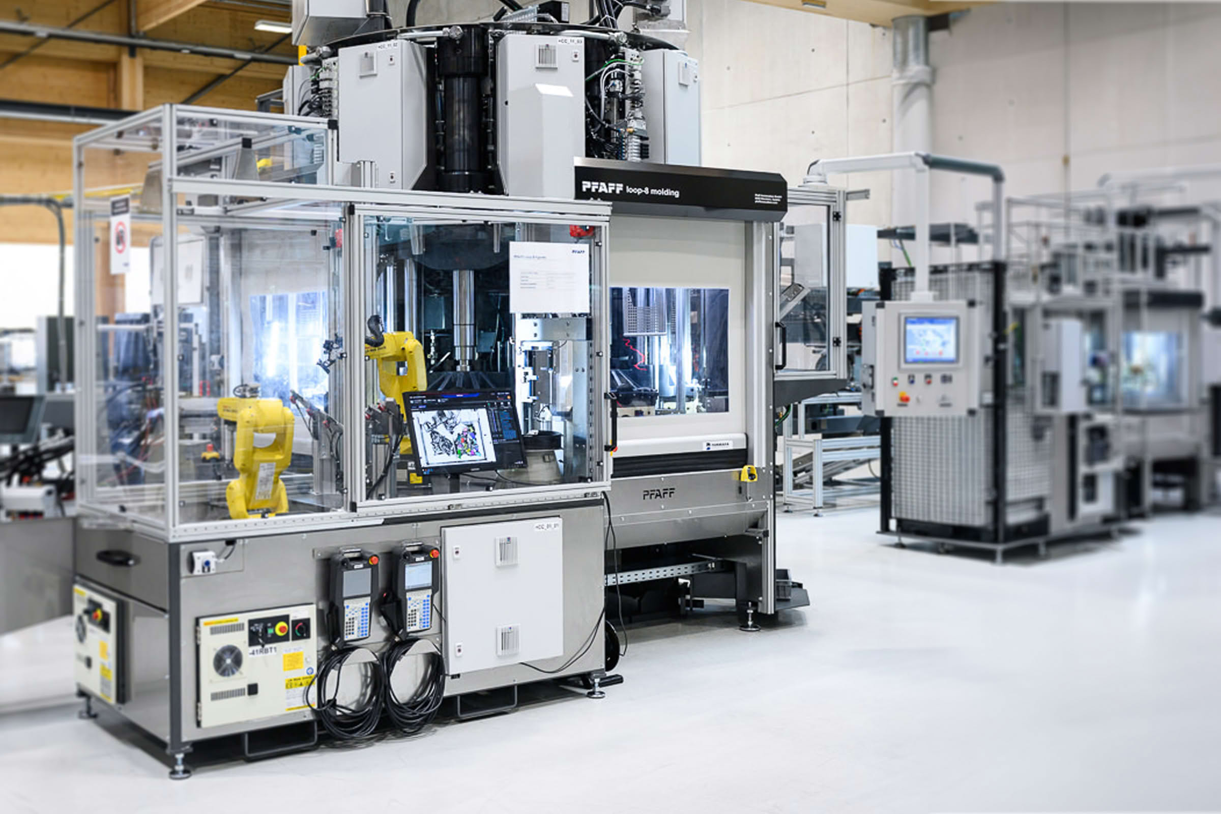 Integrierte Produktionssysteme mit Roboterzellen in der PFAFF-Produktionshalle