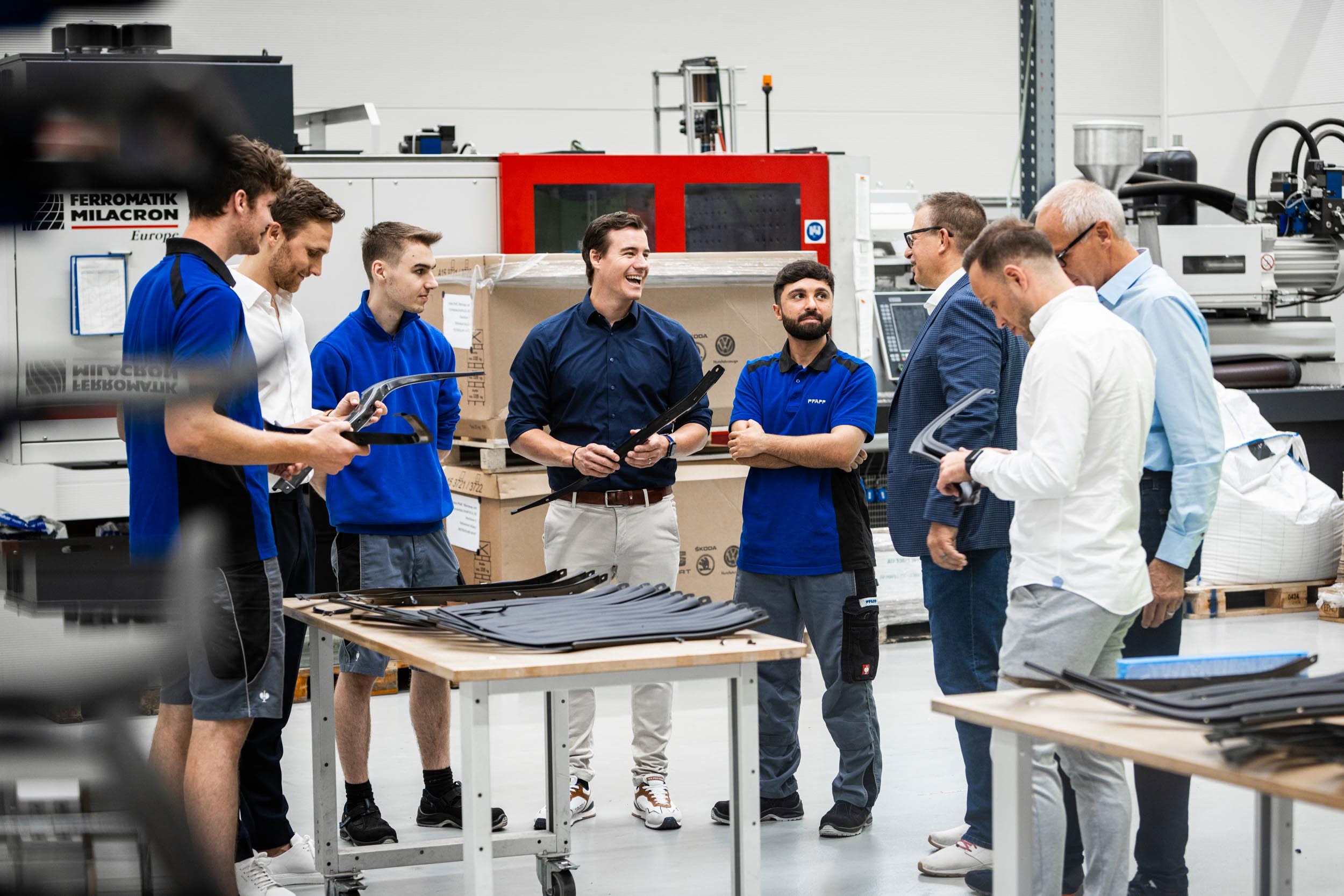 PFAFF team in discussion in the production hall
