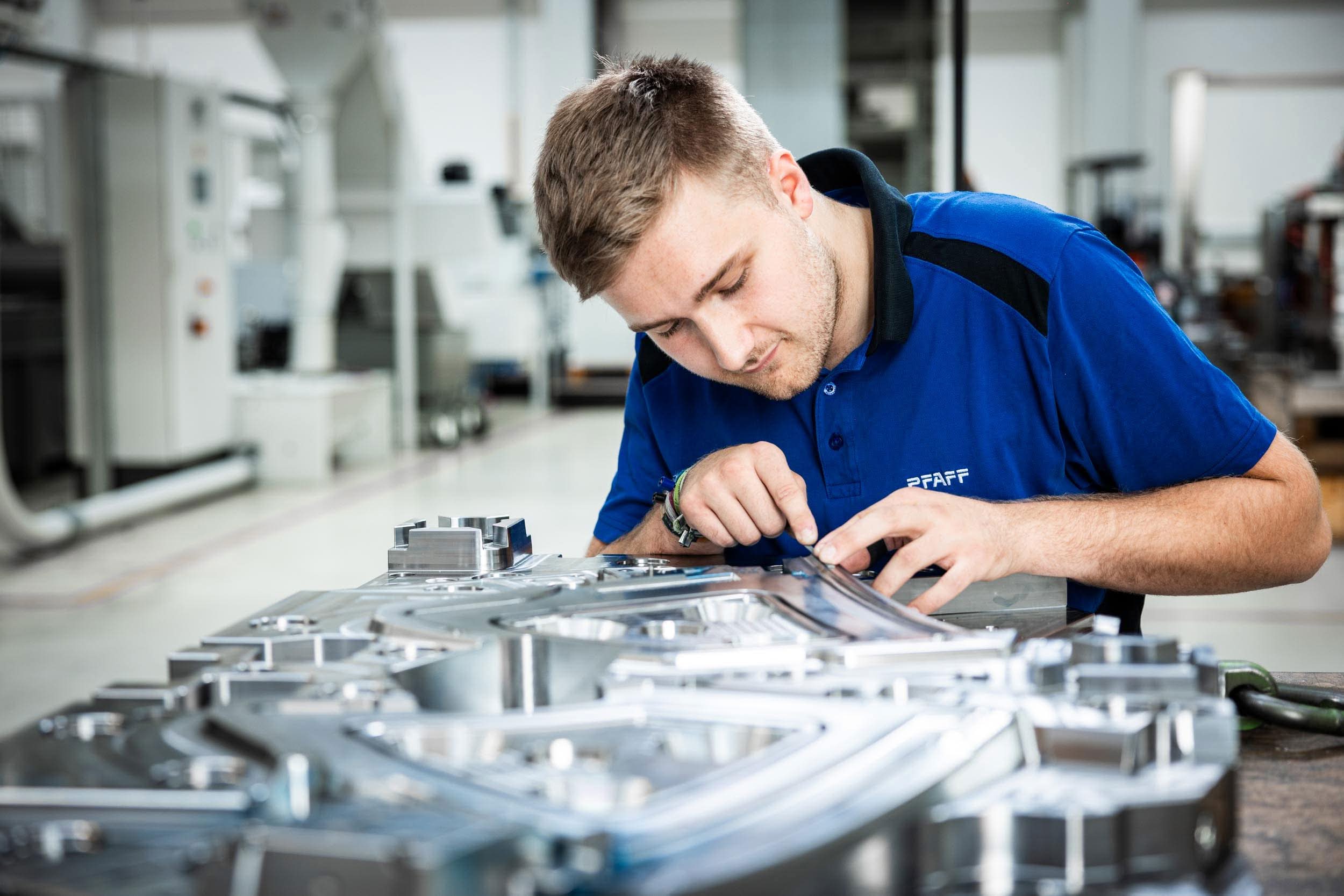 Werkzeugmechaniker arbeitet an einer präzisionsgefertigten Stahlform