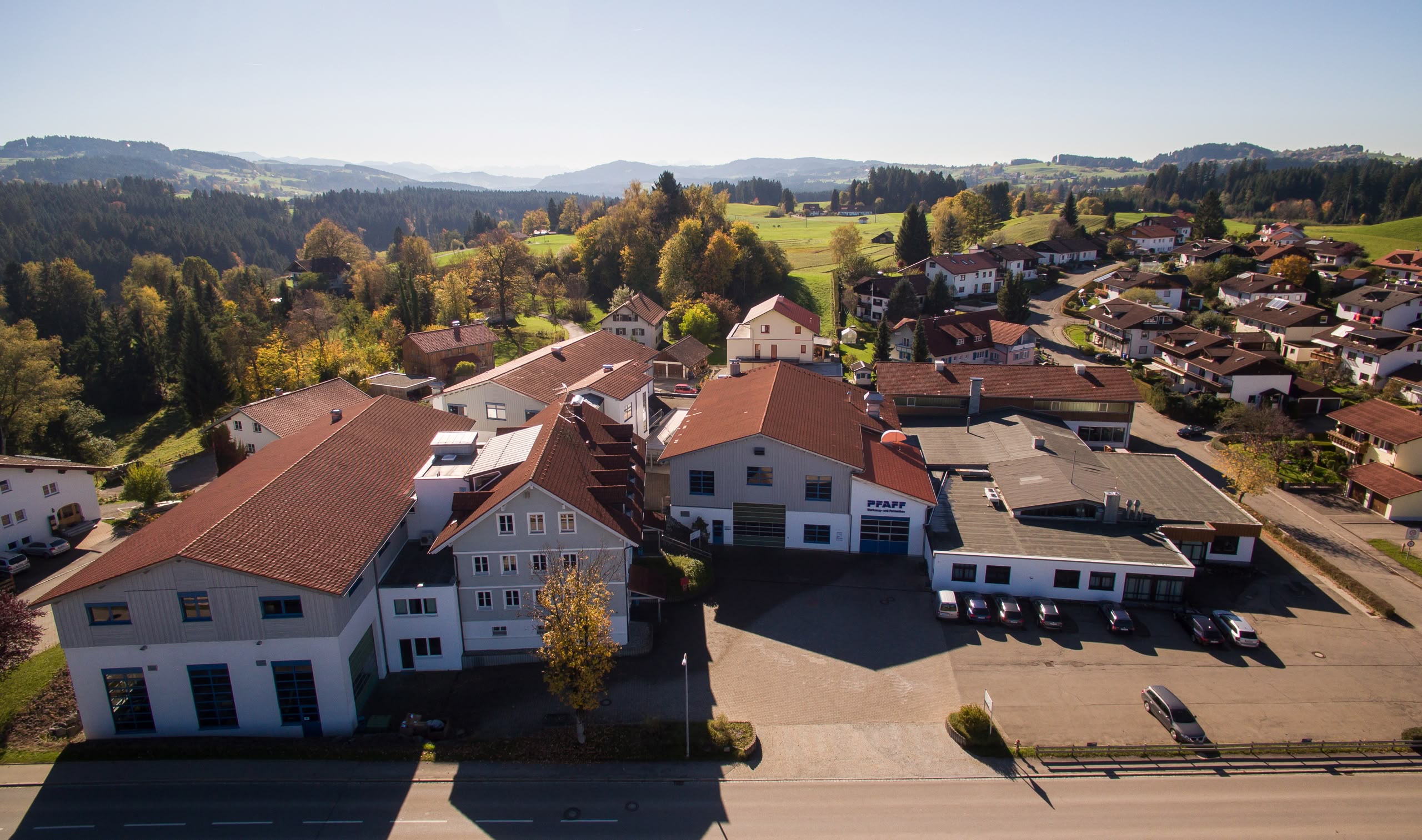 Luftaufnahme des PFAFF-Hauptsitzes in Röthenbach im Allgäu, Deutschland